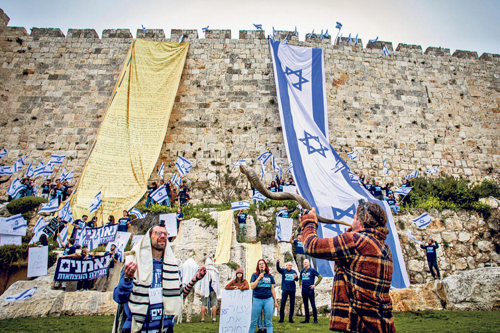 מיצג נגד ההפיכה המשטרית על חומות העיר העתיקה בירושלים