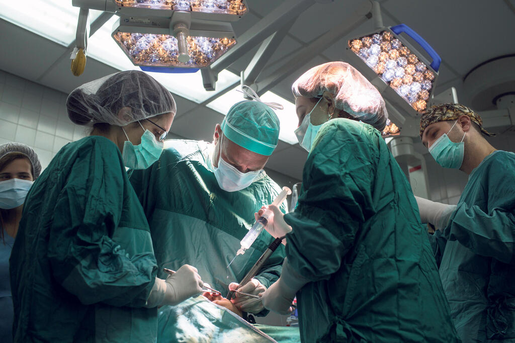 רופאים מנתחים בחדר ניתוח