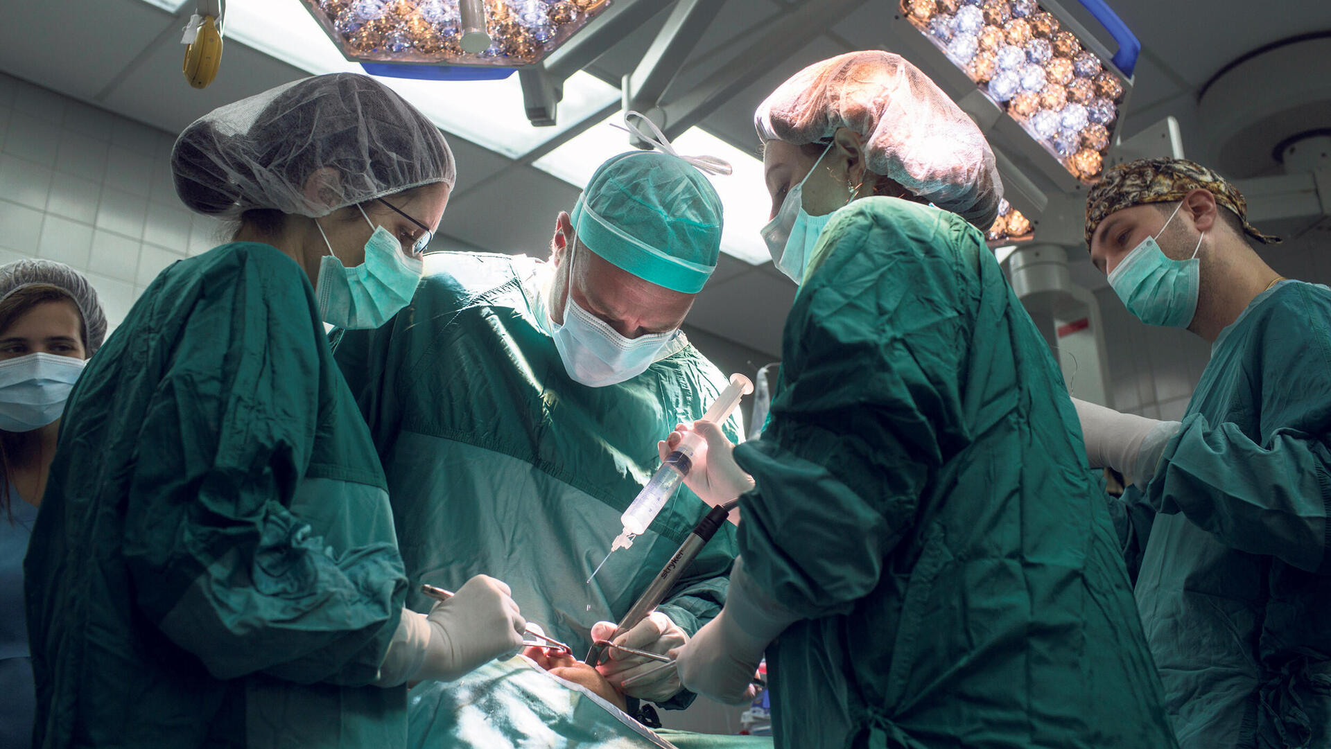 רופאים מנתחים בחדר ניתוח