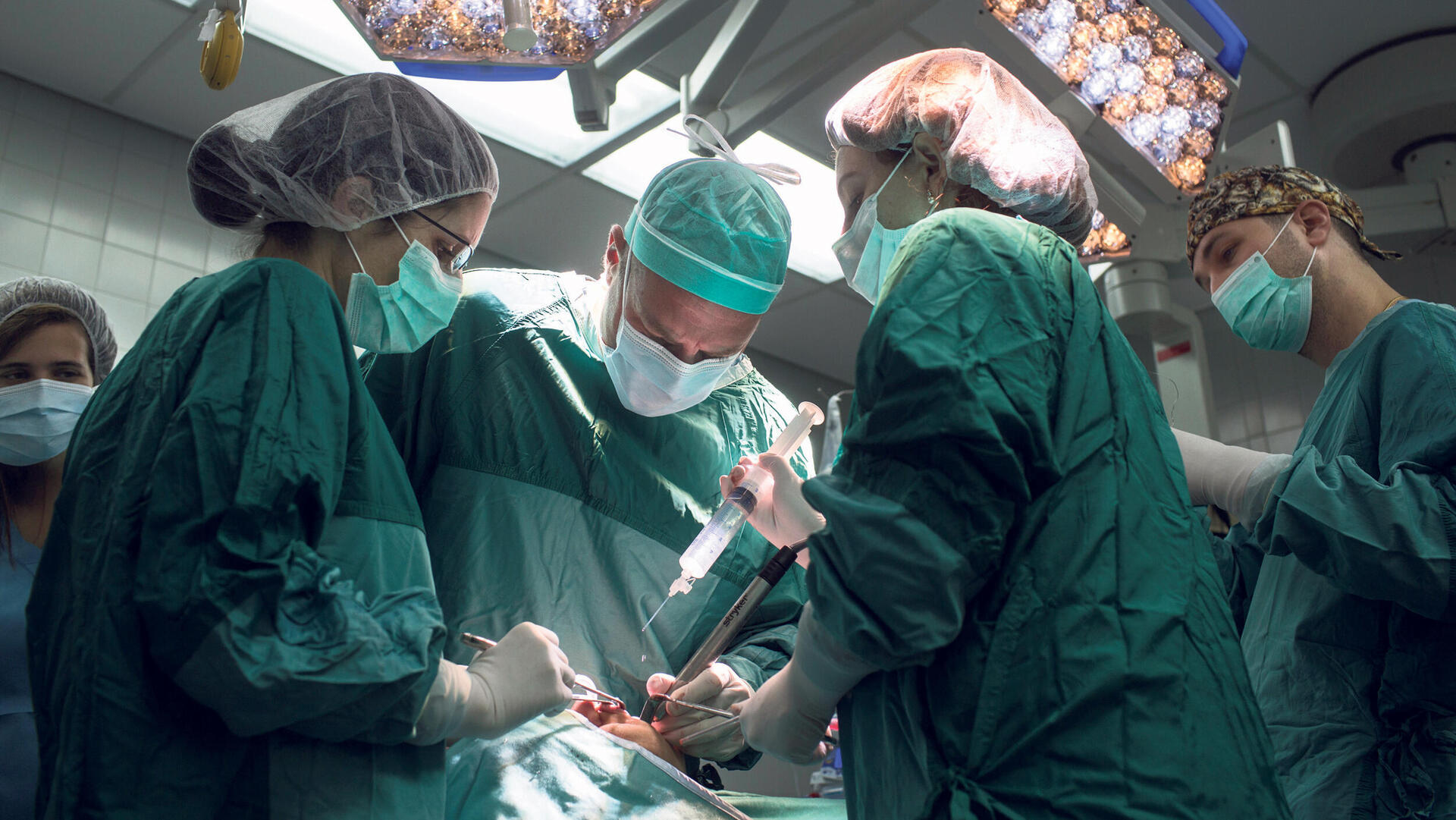 רופאים מנתחים בחדר ניתוח
