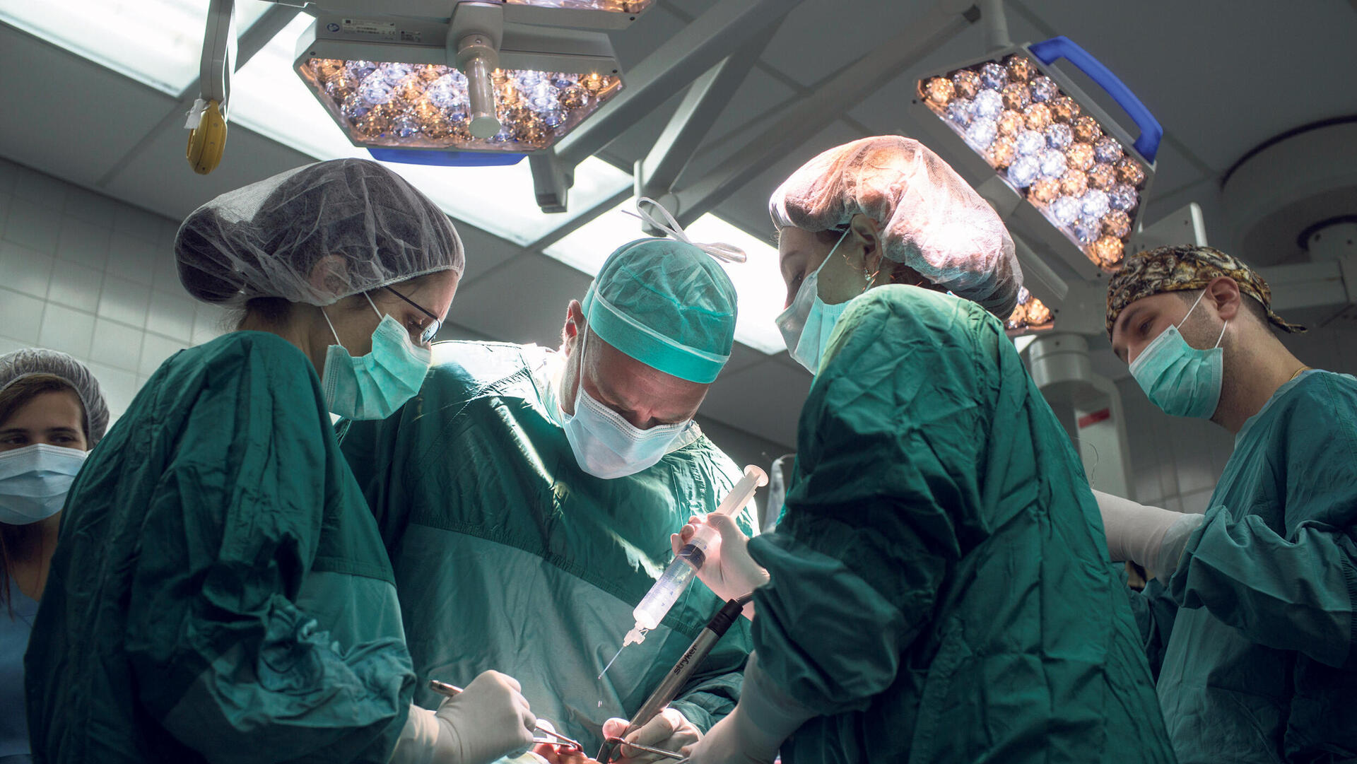 רופאים מנתחים בחדר ניתוח
