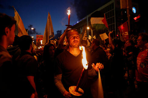 מפגינים בת"א, צילום: REUTERS/ Corinna Kern