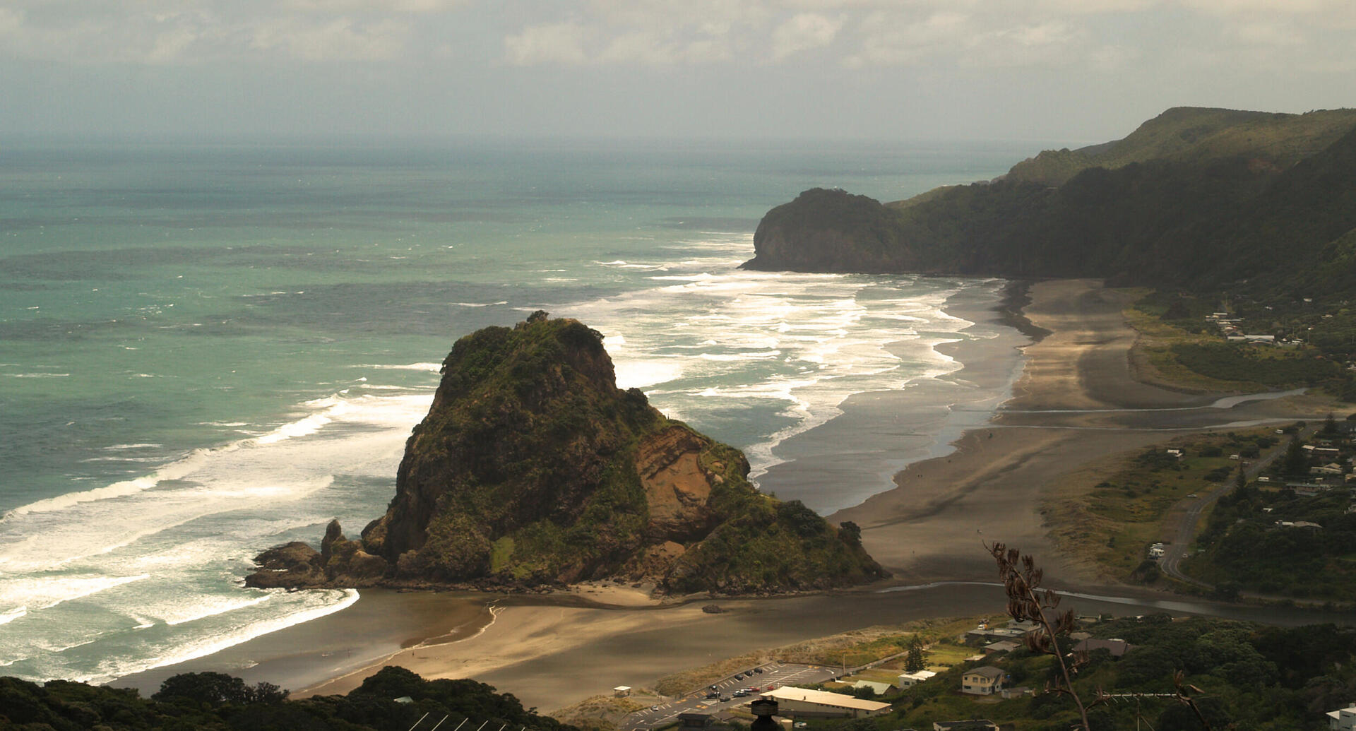 פוטו חופים עם חול שחור חוף פיהה ניו זילנד 