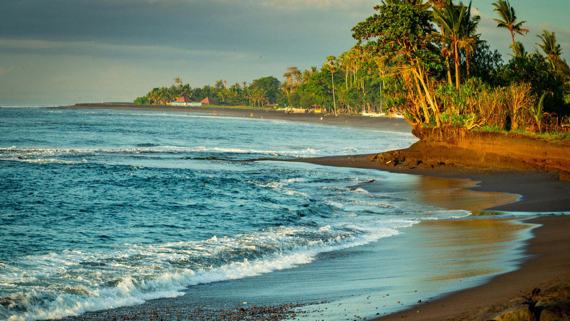 פוטו חופים עם חול שחור חוף קרמס אינדונזיה 