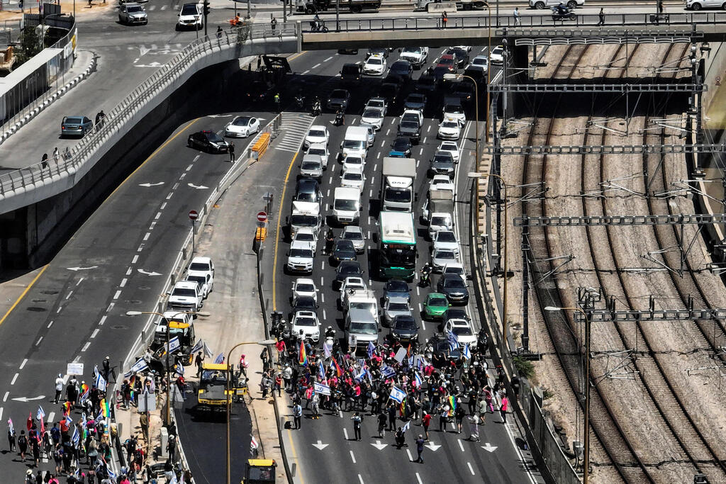 מפגינים חוסמים את איילון תל אביב הפגנה 4.5.23