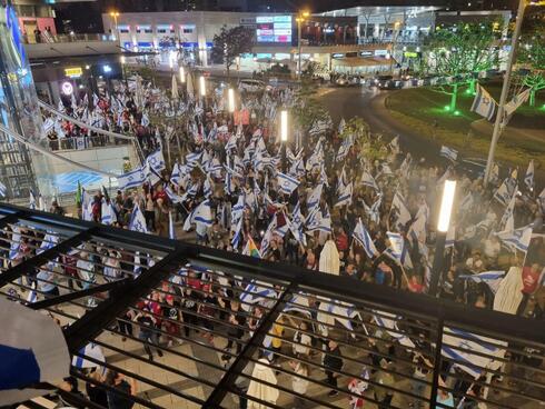 מפגינים בכיכר גורן בפתח תקווה, הערב, צילום: תומר גנון