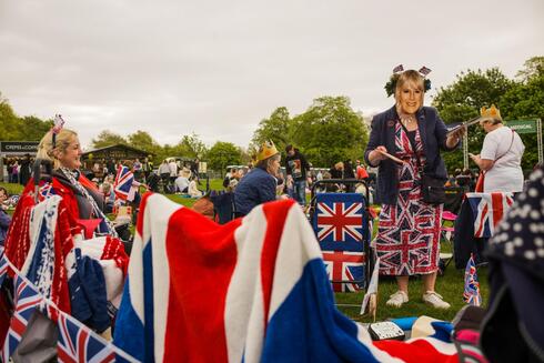 מבקרים בהייד פארק בלונדון צופים בטקס ההכתרה, בלומברג
