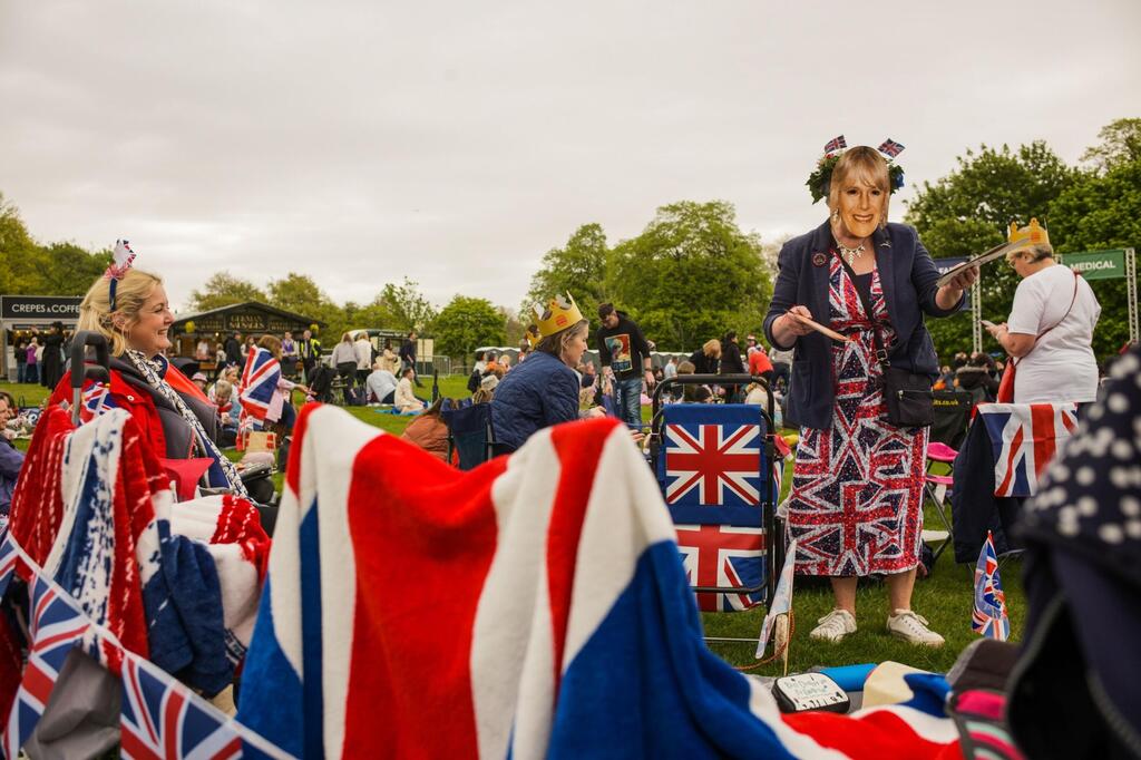 מבקרים בהייד פארק לונדון בריטניה לקראת הכתרת המלך צ'ארלס