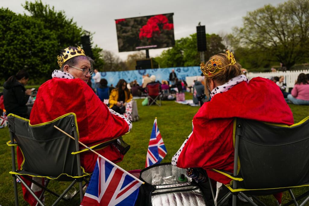 מבקרים בהייד פארק לונדון בריטניה לקראת הכתרת המלך צ'ארלס