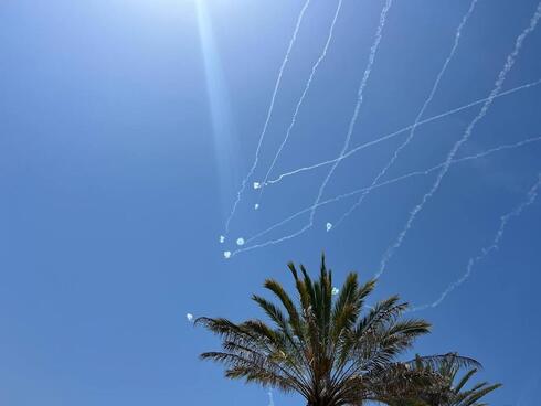 יירוט רקטות חמאס מעל כפר עזה, צילום: AP