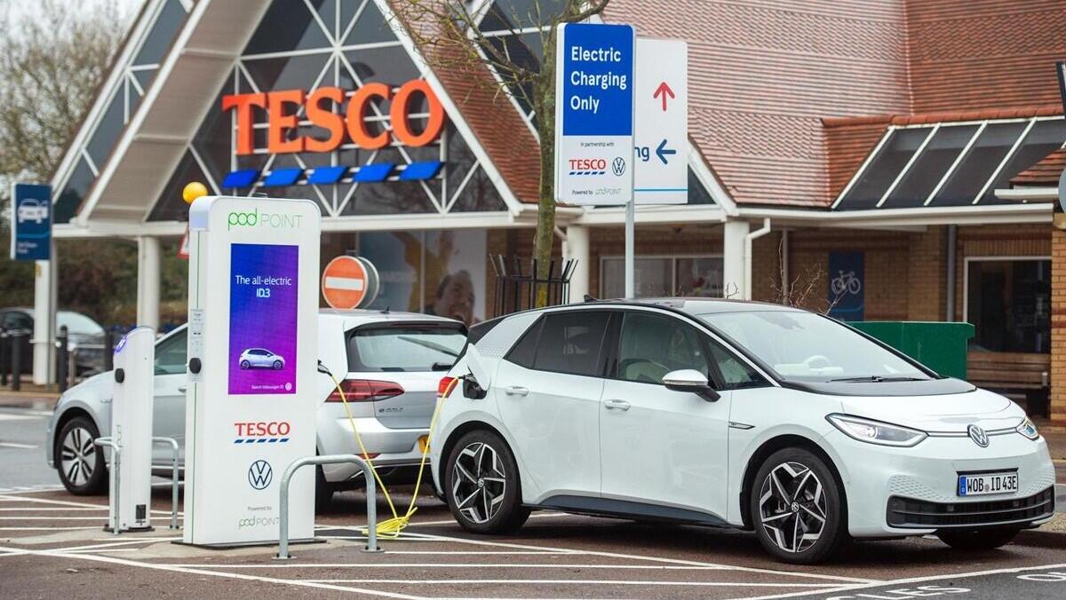 כלי רכב חשמליים בבריטניה מחוץ לחנות TESCO