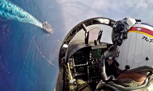 טייס F18 פונה בחדות לעבר נושאת המטוסים שלו, צילום: USN