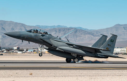 מטוס F15 בנחיתה סטנדרטית. יש לו מסלול ארוך לרוץ עליו ולהאט, צילום: SAFIA