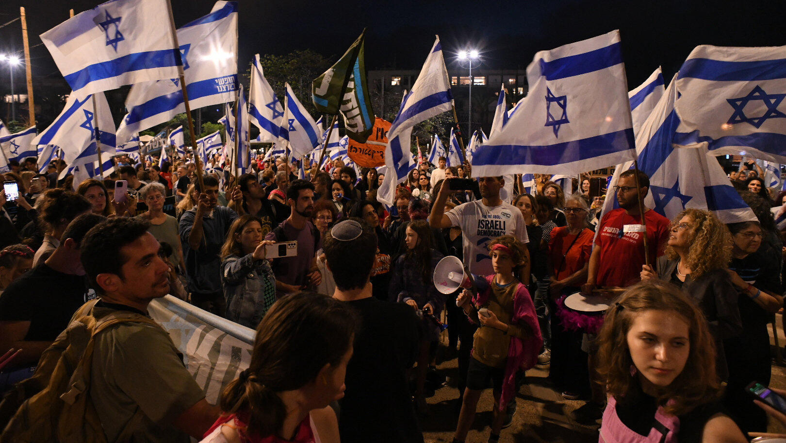 הפגנה נגד קרן הארנונה בתל אביב מול בניין העירייה