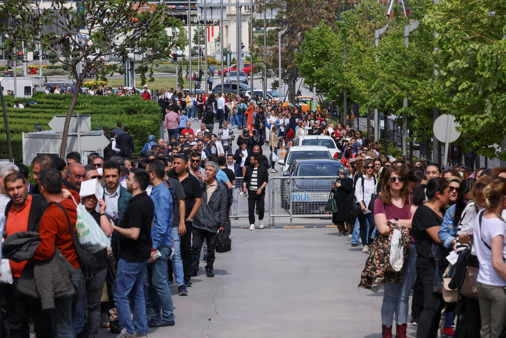 אנשים עומדים בתור מחוץ לקלפי במהלך הבחירות לנשיאות ולפרלמנט בטורקיה, באנקרה, טורקיה 2023.