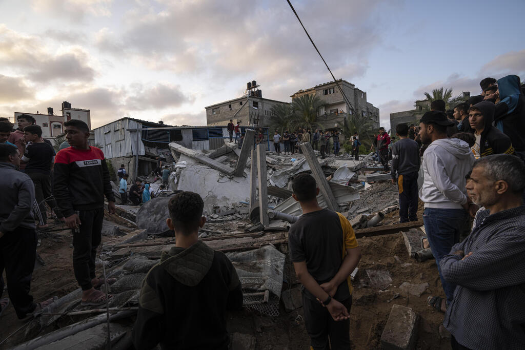 פלסטינים עומדים על הריסות ביתו של זיאד סלמי ב רצועת עזה 13.5.23