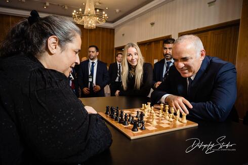 
אלוף העולם בשחמט לשעבר ומומחה הסייבר והבינה המלאכותית (AI) גארי קספרוב, ומשמאלו, מנכ"ל חברת IMPROVATE, רונית חסין הוכמן, בכנס IMPROVATE בסופיה, Tsvetelina Deliyska
