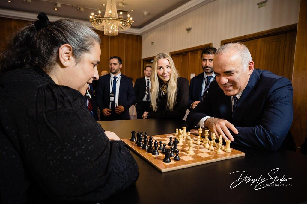 אלוף העולם בשחמט לשעבר ומומחה הסייבר והבינה המלאכותית (AI) גארי קספרוב, ומשמאלו, מנכ"ל חברת IMPROVATE, רונית חסין הוכמן, בכנס IMPROVATE בסופיה