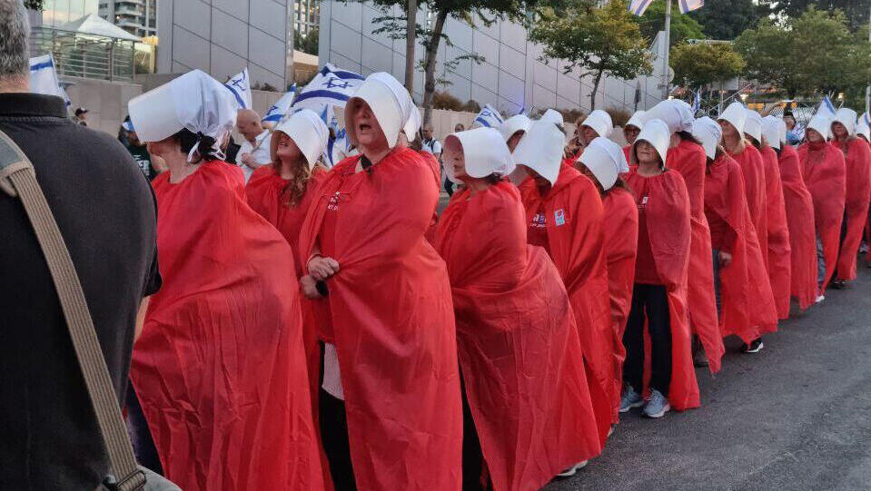 הפגנה הפגנת מחאה מחאת נגד הפיכה מהפכה משפטית דמוקרטיה קפלן תל אביב שפחות שפחה נשים אישה שוויון צעדה צעדת אשה זכויות