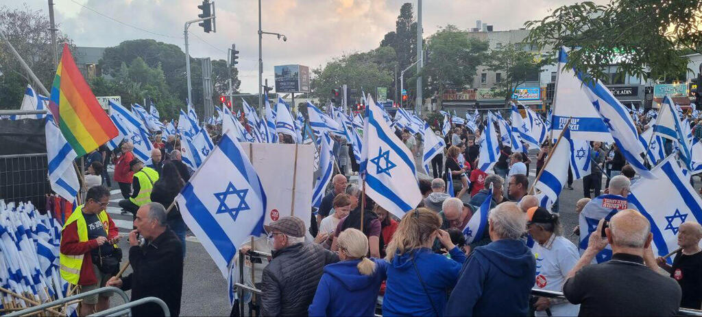 הפגנה הפגנת מחאה מחאת נגד הפיכה מהפכה משפטית דמוקרטיה חיפה צומת חורב 