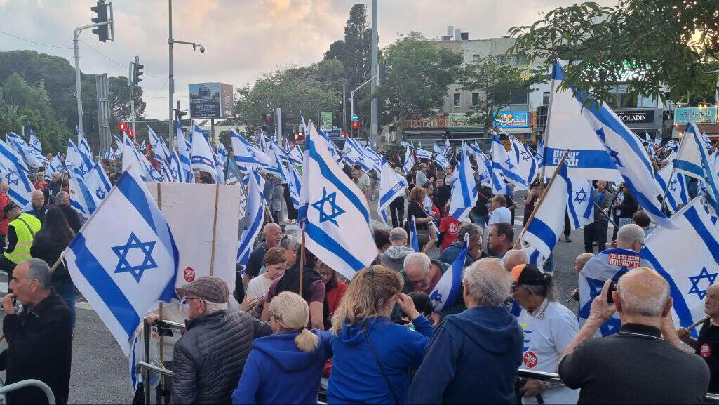 הפגנה הפגנת מחאה מחאת נגד הפיכה מהפכה משפטית דמוקרטיה חיפה צומת חורב 