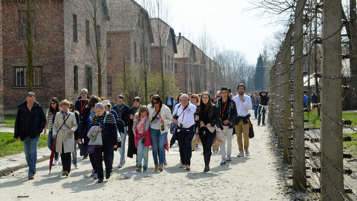משלחת ל פולין מבקרים ב מחנה ה השמדה אושוויץ 