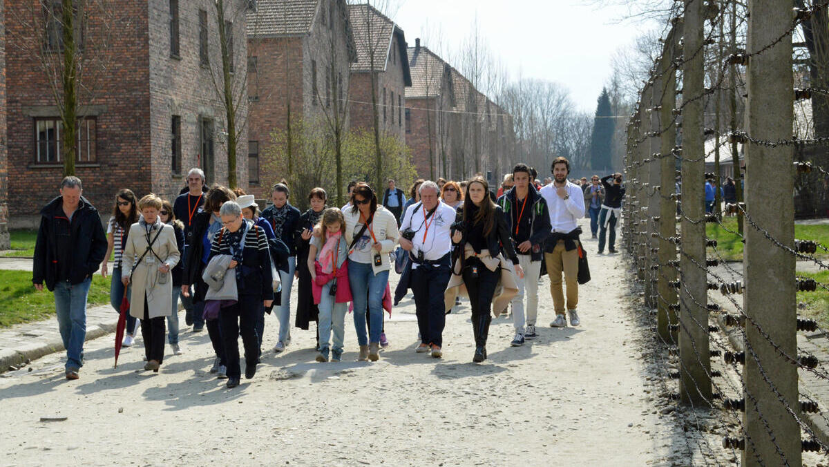 משלחת ל פולין מבקרים ב מחנה ה השמדה אושוויץ 