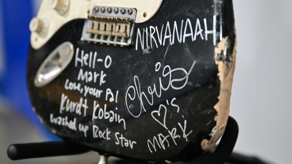 גיטרה ששבר קורט קוביין הסולן המנוח של נירוונה נמכרה ב600 אלף דולר