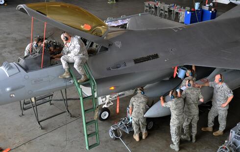 צוות טכני עובד על F16, צילום: USAF