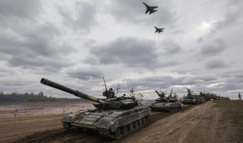 מטוסי סוחוי 27 חולפים מעל טנקים אוקראיניים בתרגיל, צילום: mil.gov.ua