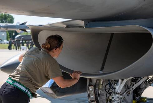 כונס האוויר הענק של ה-F16, שנמצא רק 120 ס"מ מעל לרצפה, צילום: USAF
