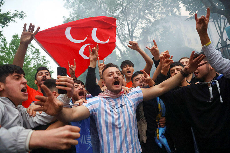 תומכים של נשיא טורקיה רג'פ טאיפ ארדואן חוגגים את הניצחון המסתמן