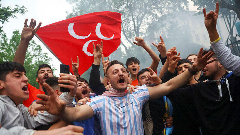 תומכים של נשיא טורקיה רג'פ טאיפ ארדואן חוגגים את הניצחון המסתמן