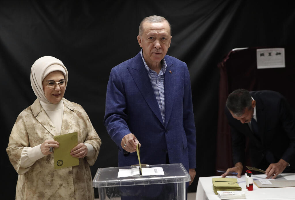 נשיא טורקיה רג'פ טאיפ ארדואן מצביע ב סיבוב השני של ה בחירות 28.5.23