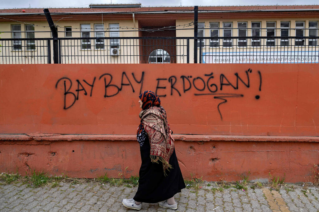 גרפיטי נגד נשיא טורקיה ארדואן ב יום ה בחירות 28.5.23