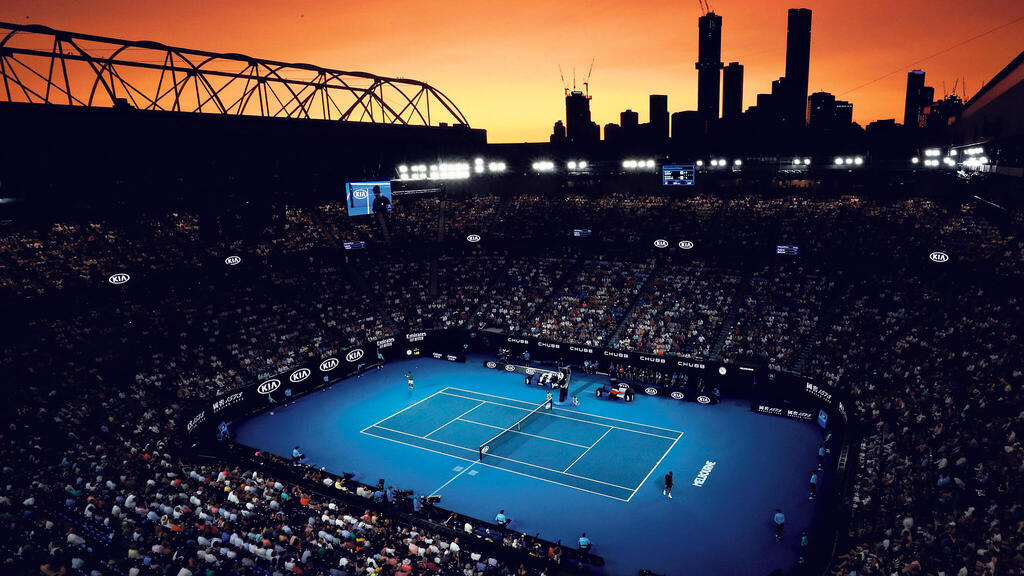 פנאי שקיעה אדומה עקב עשן שריפות מעל לאצטדיון הטניס באליפות אוסטרליה הפתוחה  2020