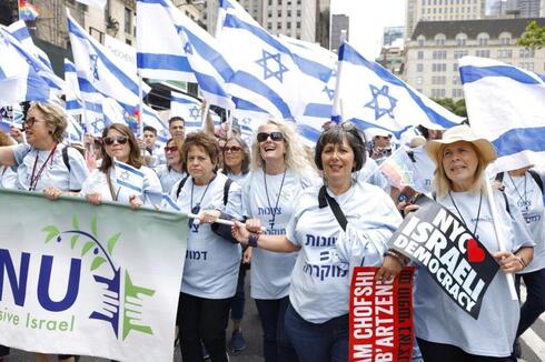 תנועת "עמנו" עם פעילות המחאה, צילום: ynet