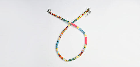 שרשרת אבני חן וחרוזים צבעונית של מעצבת התכשיטים אור טוקטלי , צילום: יאיר שגיא