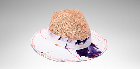כובע קש בעבודת יד של המעצבת יעל כהן בעלת המותג Justine Hats,  