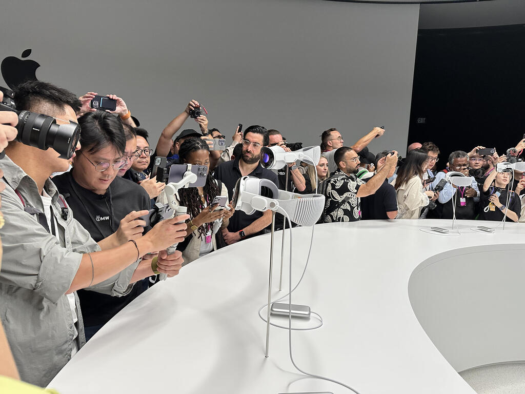 מנכ"ל אפל טים קוק מציג את משקפי אפל ויז'ן פרו באירוע הפתיחה של כנס המפתחים WWDC2023 (צילום: רויטרס) מנכ"ל אפל טים קוק מציג את משקפי אפל ויז'ן פרו באירוע הפתיחה של כנס המפתחים WWDC2023