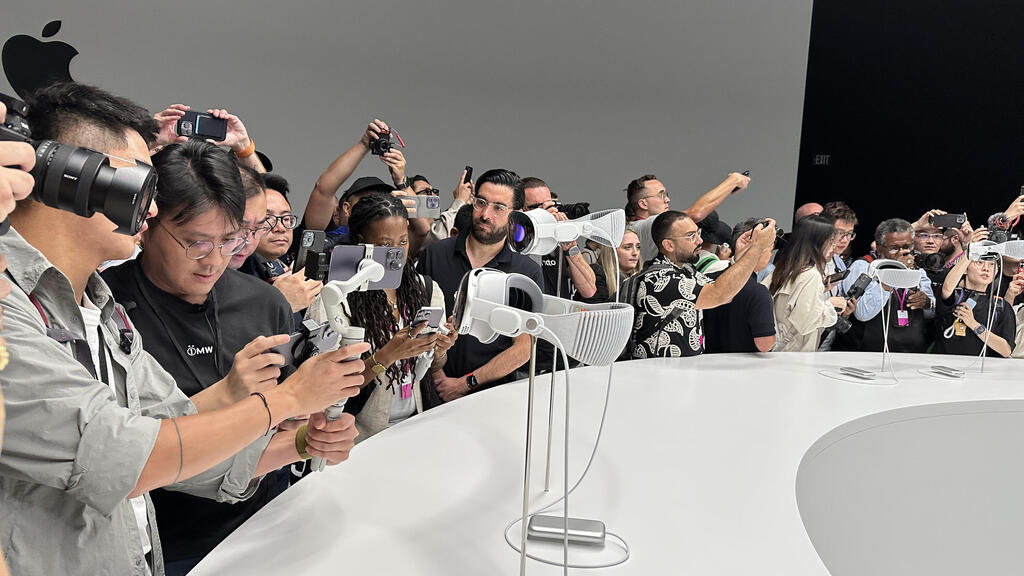מנכ"ל אפל טים קוק מציג את משקפי אפל ויז'ן פרו באירוע הפתיחה של כנס המפתחים WWDC2023
