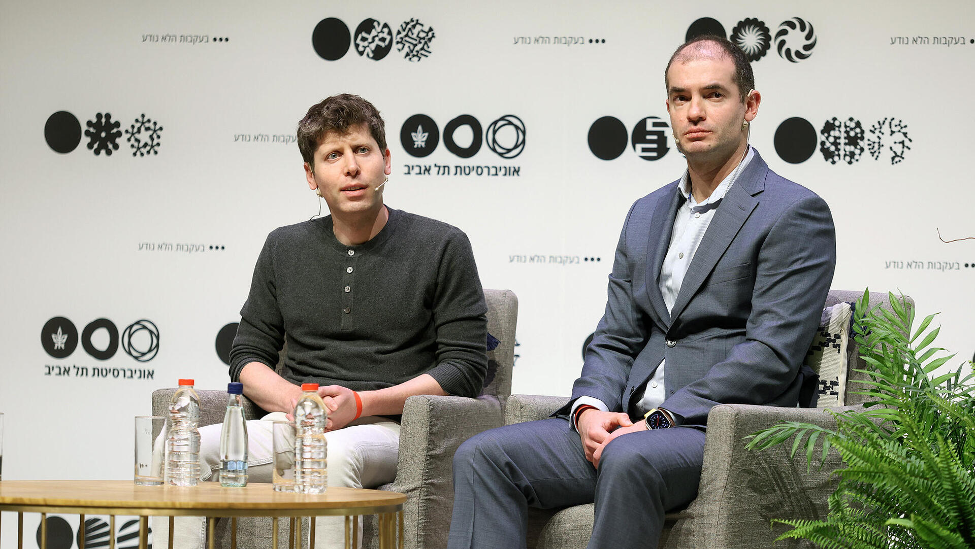 מוסף שבועי 8.6.23 מימין ד"ר איליה סוצקבר ומנכ"ל OPEN AI סם אלטמן באוניברסיטת תל אביב