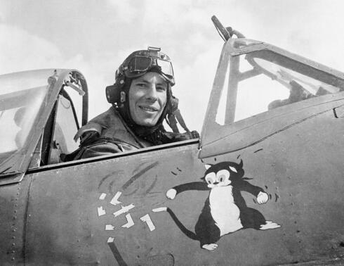 נעים להכיר: איאן גליד. מי מזהה את החתול שעל המטוס שלו?, צילום: IWM