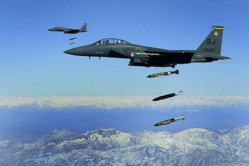 F15E מטילים פצצות מונחות GPS בתרגיל, צילום: USAF
