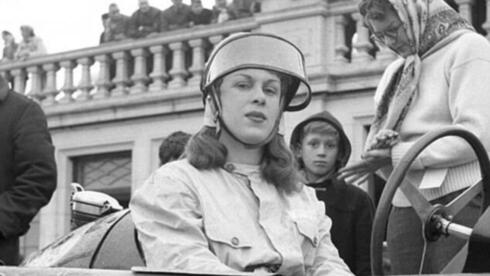 רוברטה קאוול ב-1957, אחרי שזכתה במירוץ גבעת שלסלי, מאירועי הספורט מוטורי הכי ותיקים בעולם
, צילום: catawiki