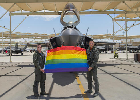 טייסי F35 הומואים? יש דבר כזה, והם לא שונים מכל טייס אחר, צילום: USAF