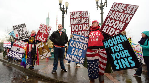 הפגנה נגד גייז בארה"ב. שימו לב לשלט בפינה הימנית, עליו כתבה מתנגדת למוחים "האהבה שלנו חזקה יותר מהשנאה שלכם", צילום: splcenter