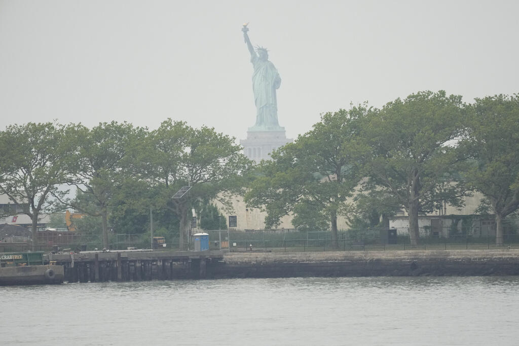 פסל החירות בניו יורק על רקע זיהום האוויר. שיפור לרמה "מתונה"