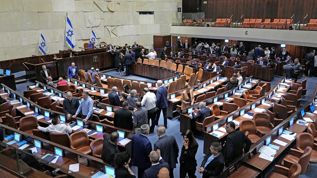 חברי הכנסת. השכר של היועצים יעלה (צילום: AP/Ohad Zwigenberg) חברי הכנסת מצביעים לנציג הוועדה לבחירת שופטים ב מליאת הכנסת