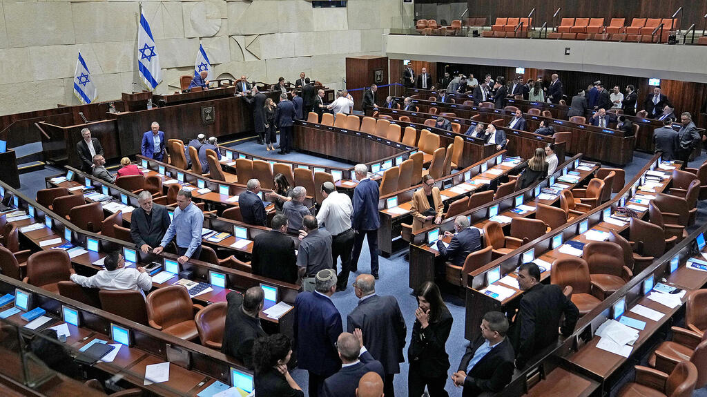 מליאת הכנסת (צילום: AP/Ohad Zwigenberg) חברי הכנסת מצביעים לנציג הוועדה לבחירת שופטים ב מליאת הכנסת